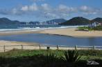 O rio que separa a Praia Brava da praia dos Amores, em Balneário Camboriú, litoral de Santa Catarina